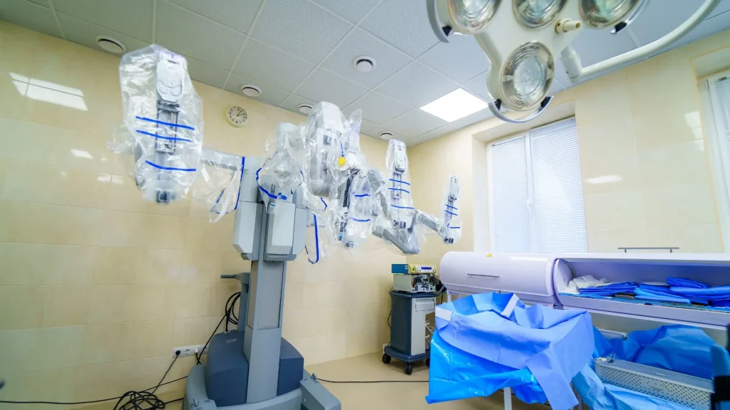 Dalam sistem bedah robotik, dokter mengendalikan lengan robotik melalui konsol utama yang berfungsi sebagai pusat komando.