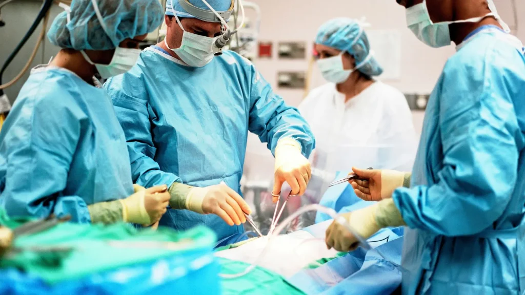 Integrasi antara kecerdasan buatan (AI) dan teknologi robotik telah menciptakan revolusi dalam dunia bedah modern.