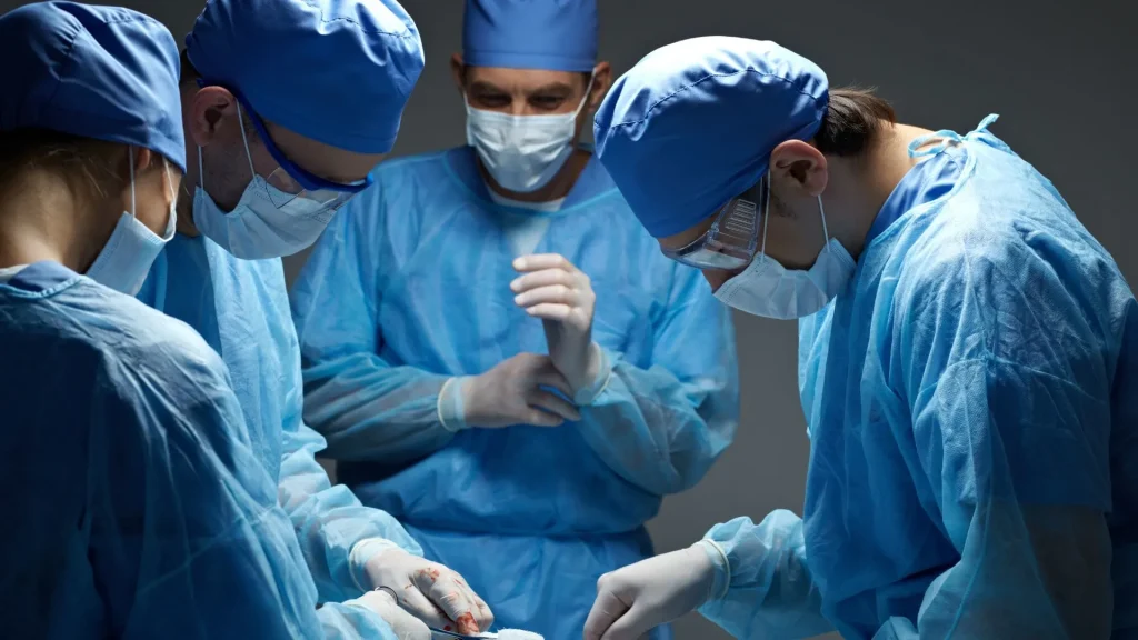 Kecerdasan buatan (AI) berperan penting dalam meningkatkan visualisasi struktur vital selama operasi.