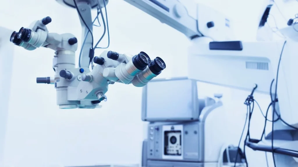 Operasi robotik memberikan keuntungan utama berupa sayatan yang jauh lebih kecil dibandingkan operasi konvensional.