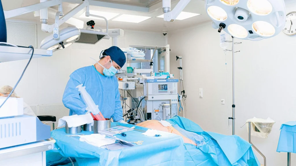 Penggunaan data CT dan MRI dalam ruang operasi menjadi landasan penting untuk meningkatkan akurasi tindakan bedah robotik.