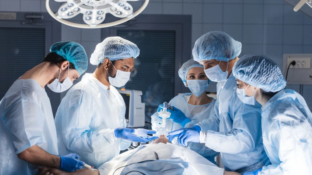 Sistem haptics pada robot bedah modern dirancang untuk memberikan umpan balik sentuhan yang lebih realistis kepada dokter selama prosedur berlangsung.