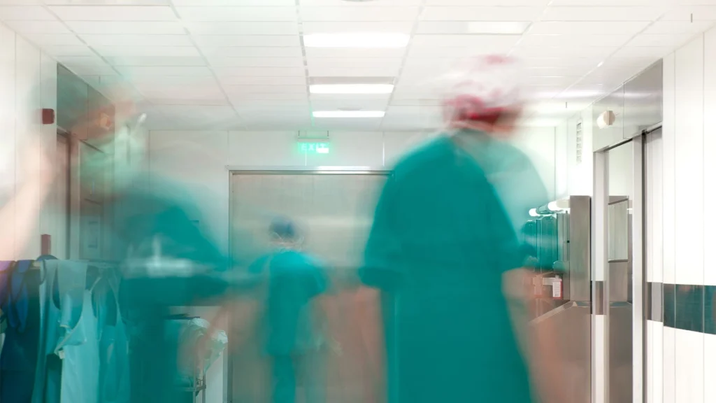 Persaingan global dalam industri robot bedah semakin intens seiring meningkatnya kebutuhan akan teknologi operasi presisi tinggi.