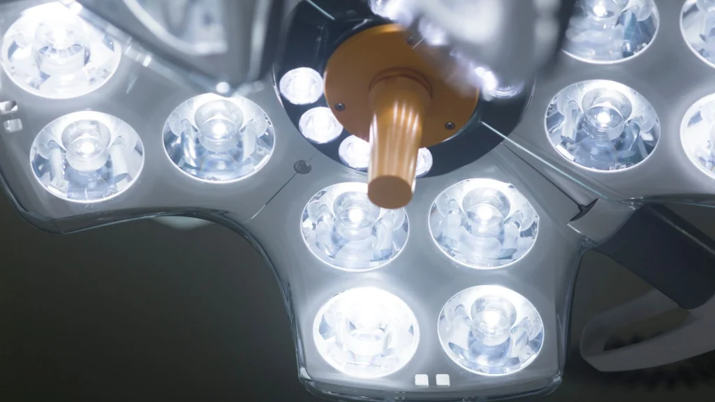 Salah satu tantangan utama dalam implementasi augmented reality pada bedah robotik adalah akurasi pelacakan yang belum selalu stabil.