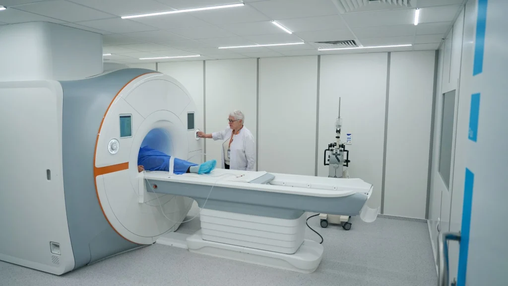 Teknologi MRI 3 Tesla menawarkan kualitas gambar yang jauh lebih tinggi dibandingkan MRI konvensional, sehingga detail anatomi dapat terlihat lebih jelas dan akurat.