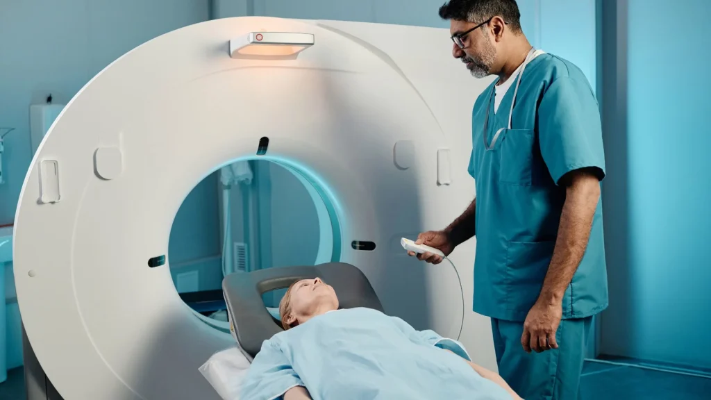 Jumlah slice pada CT scan menentukan berapa banyak irisan gambar yang dapat diambil dalam satu rotasi, sehingga memengaruhi detail dan kecepatan pemindaian.