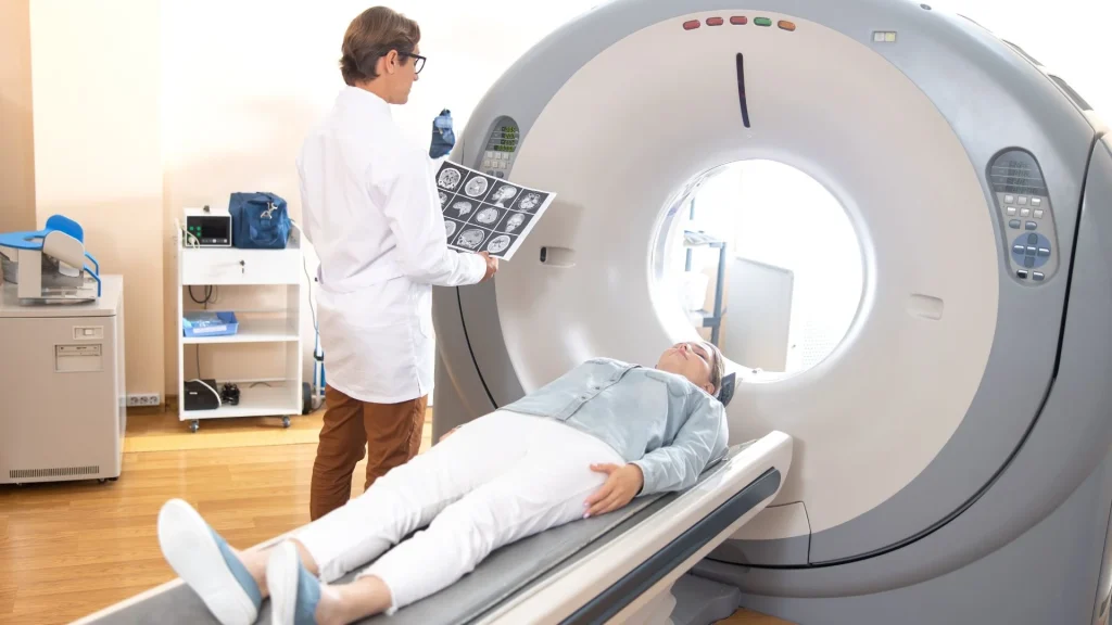 High-slice CT menjadi teknologi penting dalam penanganan trauma karena mampu memberikan gambaran cepat dan detail tentang kondisi internal pasien.