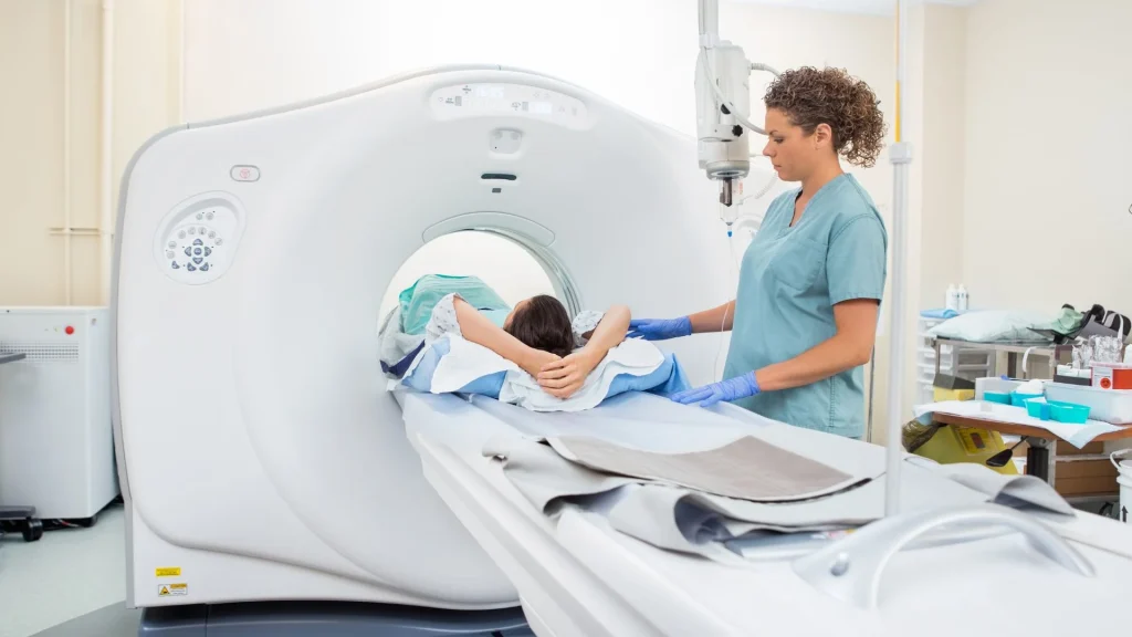 CT scan ultra-fast menjadi solusi penting dalam pencitraan pediatrik karena mampu memberikan hasil yang jelas tanpa memerlukan waktu pemindaian yang lama.