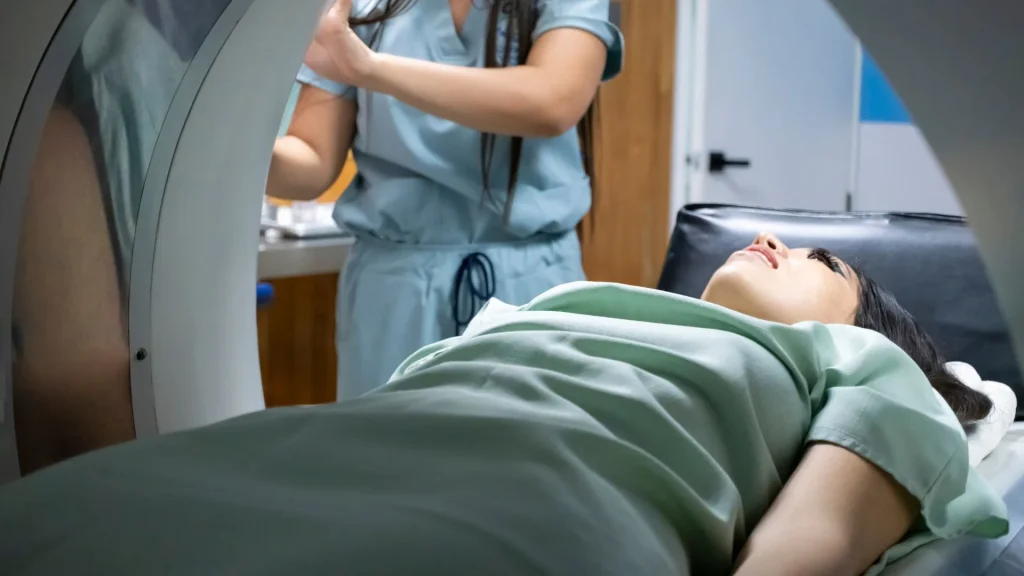 CT 640 slice menawarkan kemampuan pencitraan yang sangat cepat dan stabil, sehingga menjadi pilihan ideal untuk evaluasi pembuluh darah dengan detail tinggi.