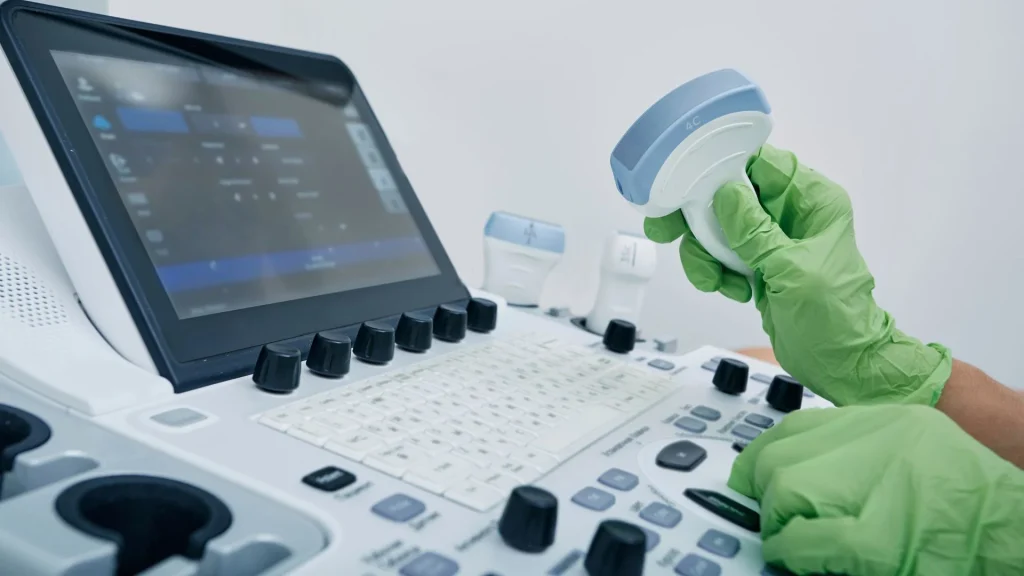 USG 5D memungkinkan dokter melihat janin secara real-time dengan gerakan yang halus dan detail tinggi.