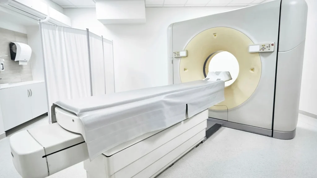 PET-CT memadukan pencitraan metabolik dari PET dengan detail anatomi CT sehingga menghasilkan informasi yang komprehensif untuk mendeteksi proses keganasan.