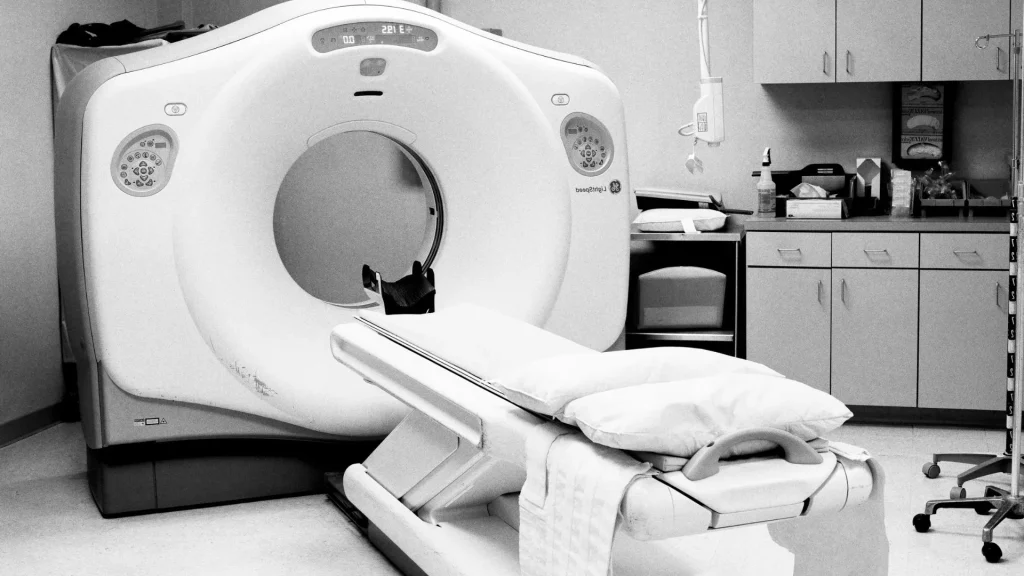 PET-CT berperan penting dalam menentukan terapi yang paling tepat bagi pasien kanker dengan menggabungkan data metabolik dan anatomi dalam satu pemeriksaan komprehensif.