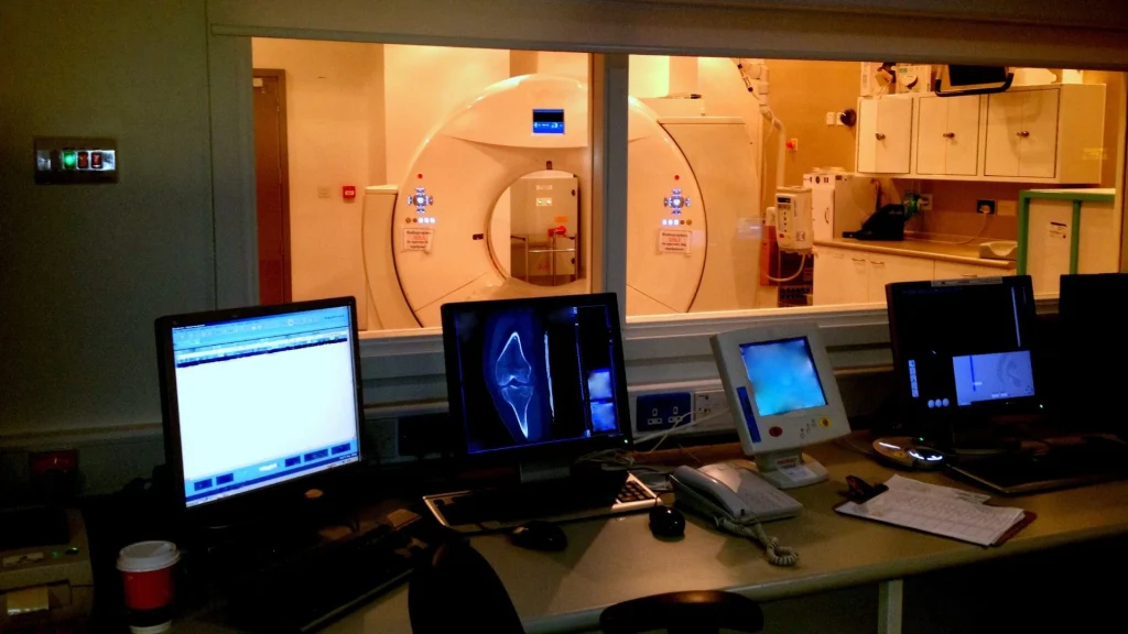 Tren masa depan PET imaging sangat dipengaruhi oleh perkembangan kecerdasan buatan yang mampu meningkatkan akurasi interpretasi gambar.