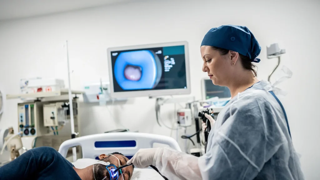 Endoskopi HD menawarkan tingkat kejernihan gambar yang jauh lebih tinggi dibandingkan sistem konvensional, sehingga memungkinkan dokter melihat detail mukosa dengan lebih tepat.