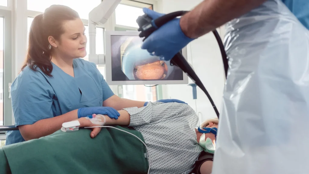 Kamera kapsul merupakan metode pencitraan noninvasif yang dirancang untuk memeriksa seluruh panjang saluran cerna, termasuk area yang sulit dijangkau endoskopi biasa.