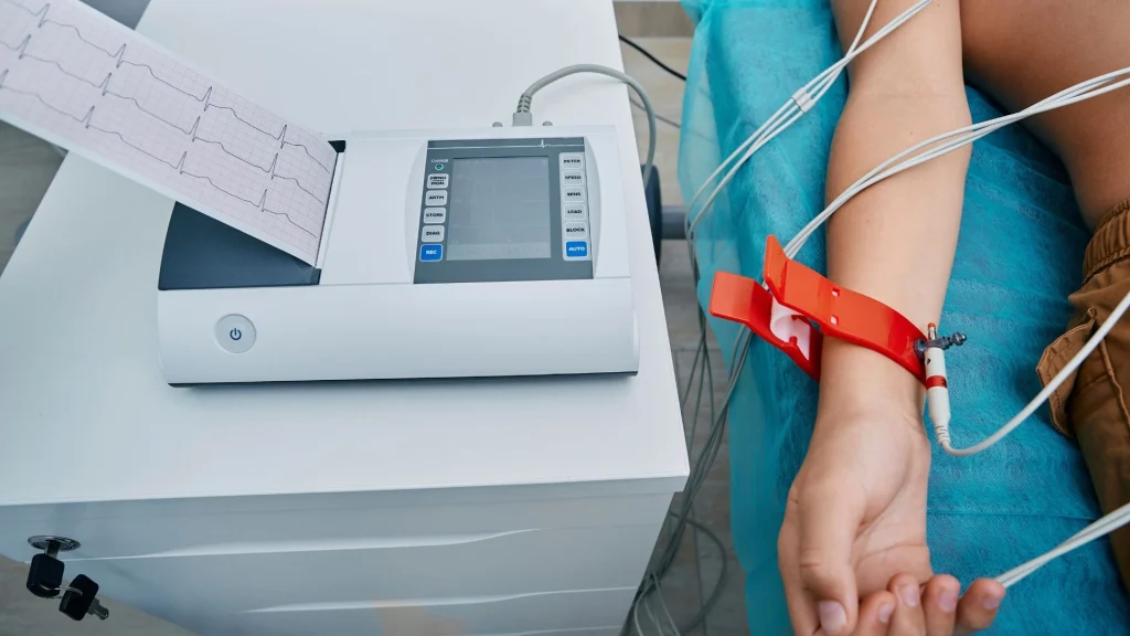 Perbandingan antara ECG konvensional dan AI enhanced ECG menyoroti perbedaan signifikan dalam akurasi dan efisiensi diagnostik.