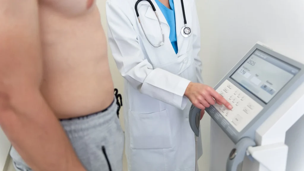 Analyzer segmental memberikan data komprehensif mengenai distribusi lemak, otot, dan cairan tubuh pada setiap bagian tubuh, yang sangat penting dalam manajemen gizi klinis.