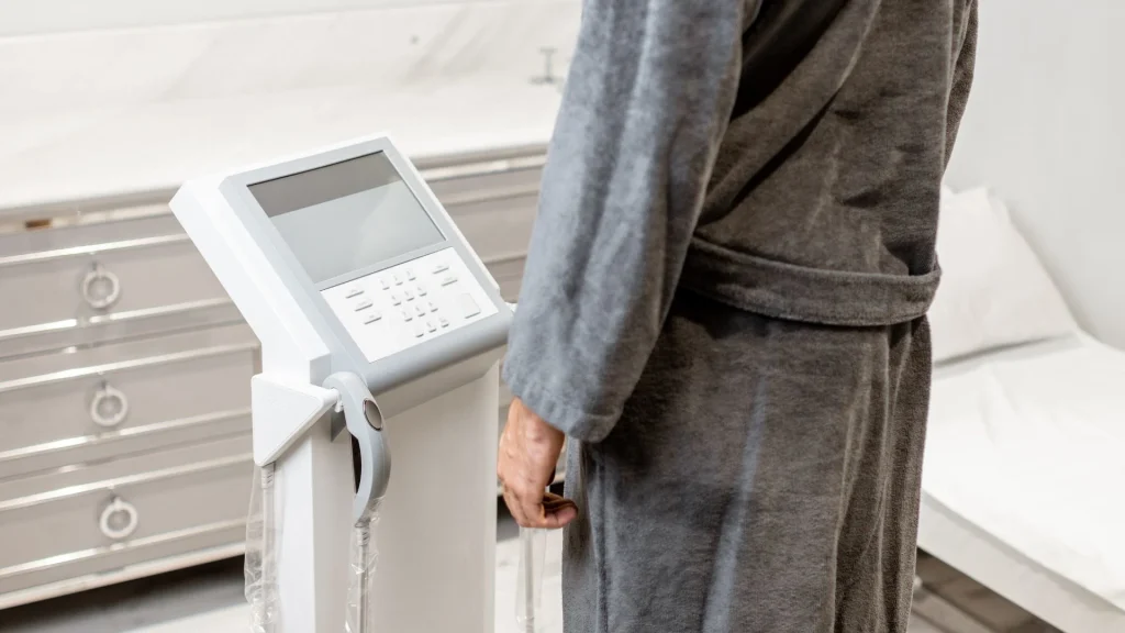 Evaluasi komposisi tubuh menjadi elemen penting dalam penilaian pasien rehabilitasi karena memberikan gambaran menyeluruh mengenai status fisik, fungsi otot, dan perubahan struktural tubuh selama proses pemulihan.