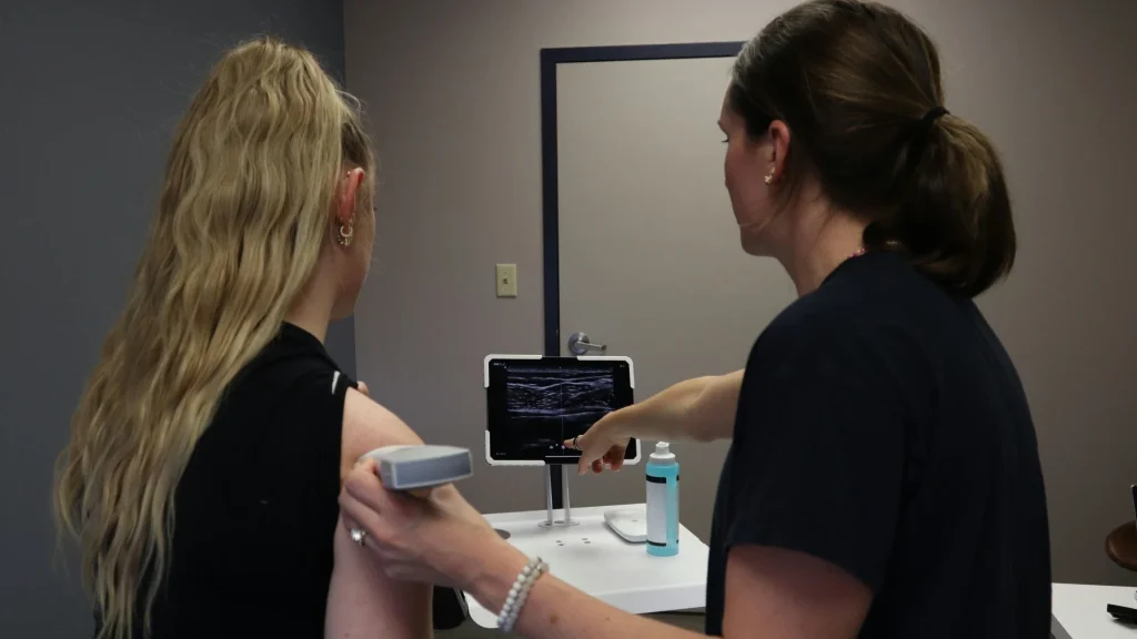 Handheld ultrasound memungkinkan tenaga medis melakukan pemeriksaan langsung di samping tempat tidur pasien tanpa perlu memindah pasien ke ruang radiologi.