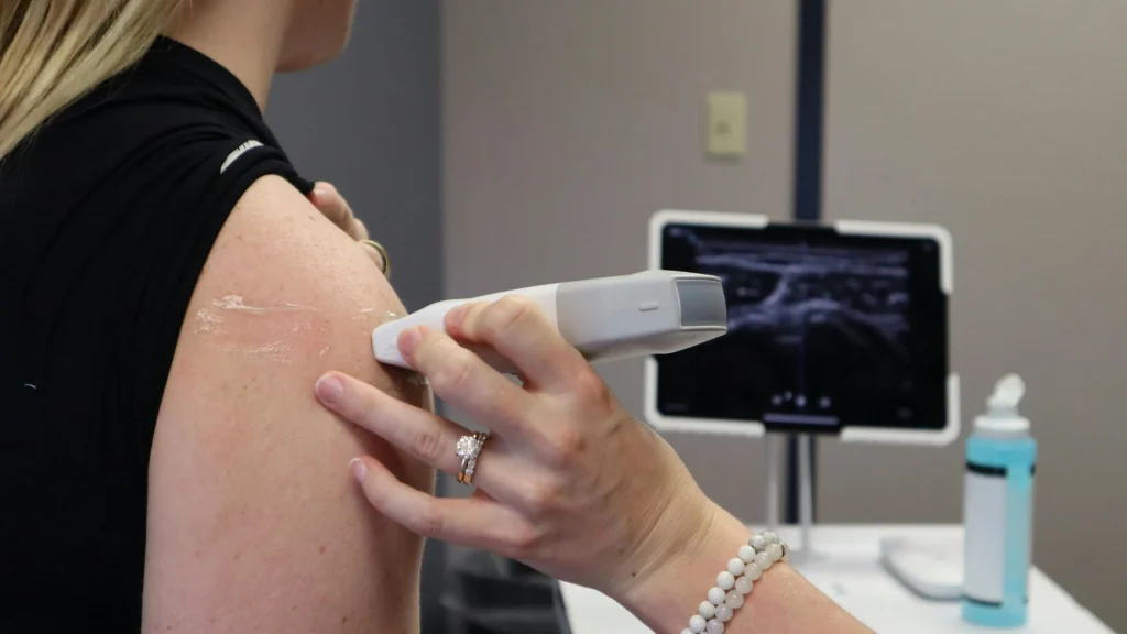 Handheld ultrasound memberikan fleksibilitas tinggi bagi dokter IGD untuk melakukan evaluasi cepat tanpa harus memindahkan pasien ke ruang imaging.