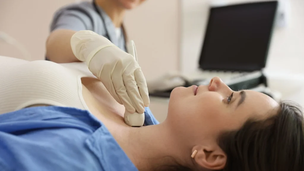 Ultrasound portabel berbasis AI membantu meningkatkan ketepatan dalam evaluasi jantung melalui algoritma deteksi kelainan secara otomatis.