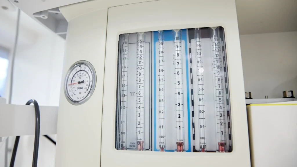 Pemantauan end-tidal CO₂ atau ETCO₂ merupakan komponen penting dalam anestesi modern karena memberikan gambaran langsung mengenai status respirasi dan sirkulasi pasien.