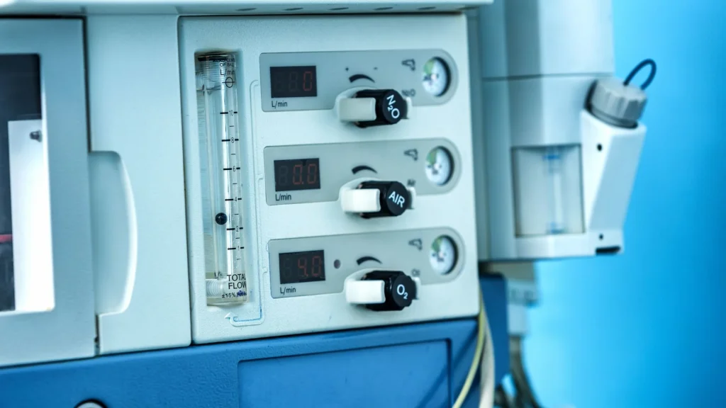 Monitoring komprehensif selama tindakan operatif merupakan langkah krusial untuk menjaga stabilitas fisiologis pasien.