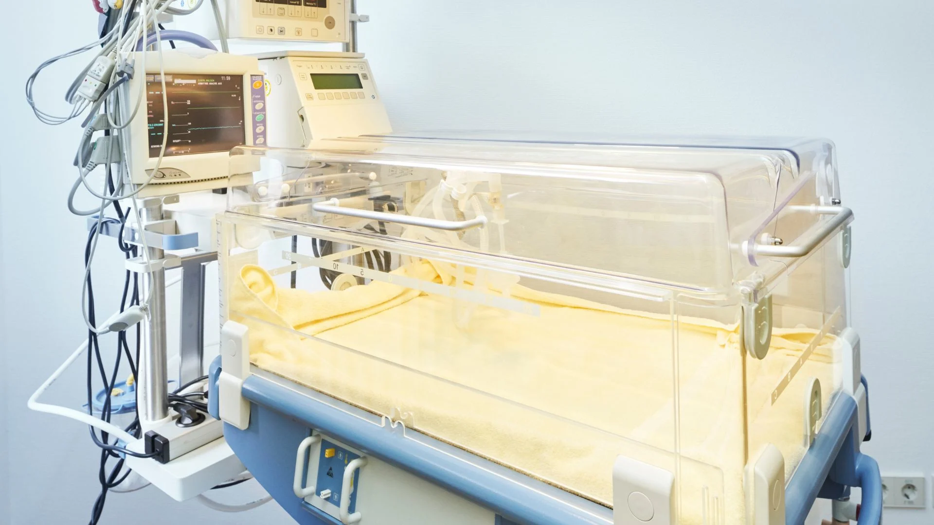 Terapi cahaya merupakan standar utama dalam penanganan hiperbilirubinemia neonatal.