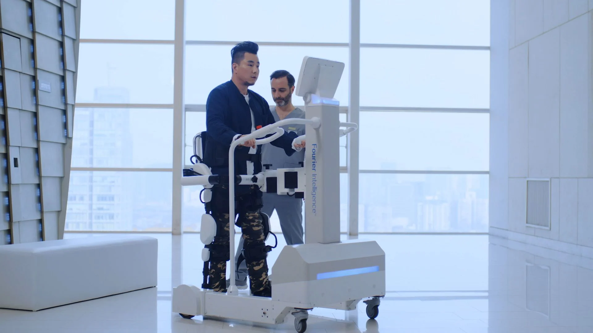 Latihan gait merupakan komponen utama dalam rehabilitasi pasien dengan gangguan berjalan.