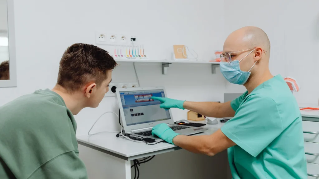 Pasien pasca operasi dengan komorbiditas memerlukan pemantauan ketat selama masa pemulihan.