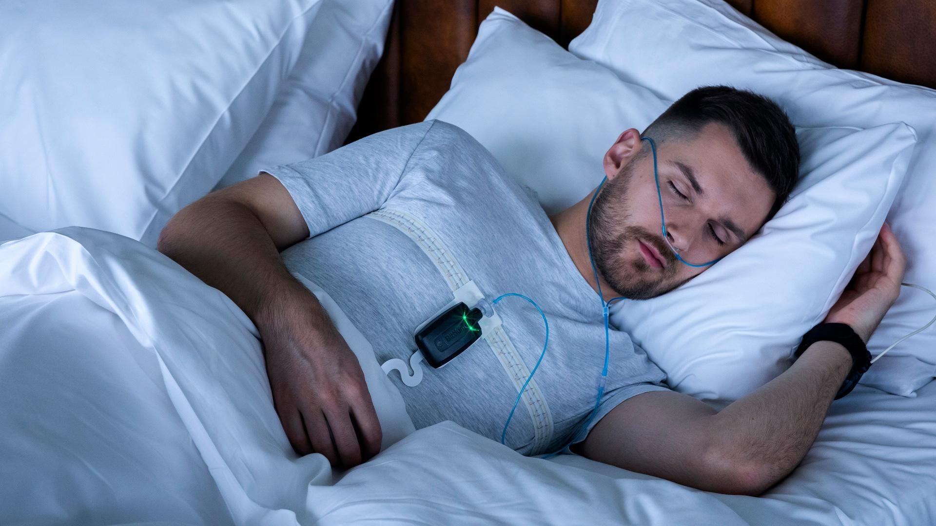 Saturasi oksigen dan apnea-hypopnea index merupakan parameter utama dalam evaluasi gangguan pernapasan saat tidur.