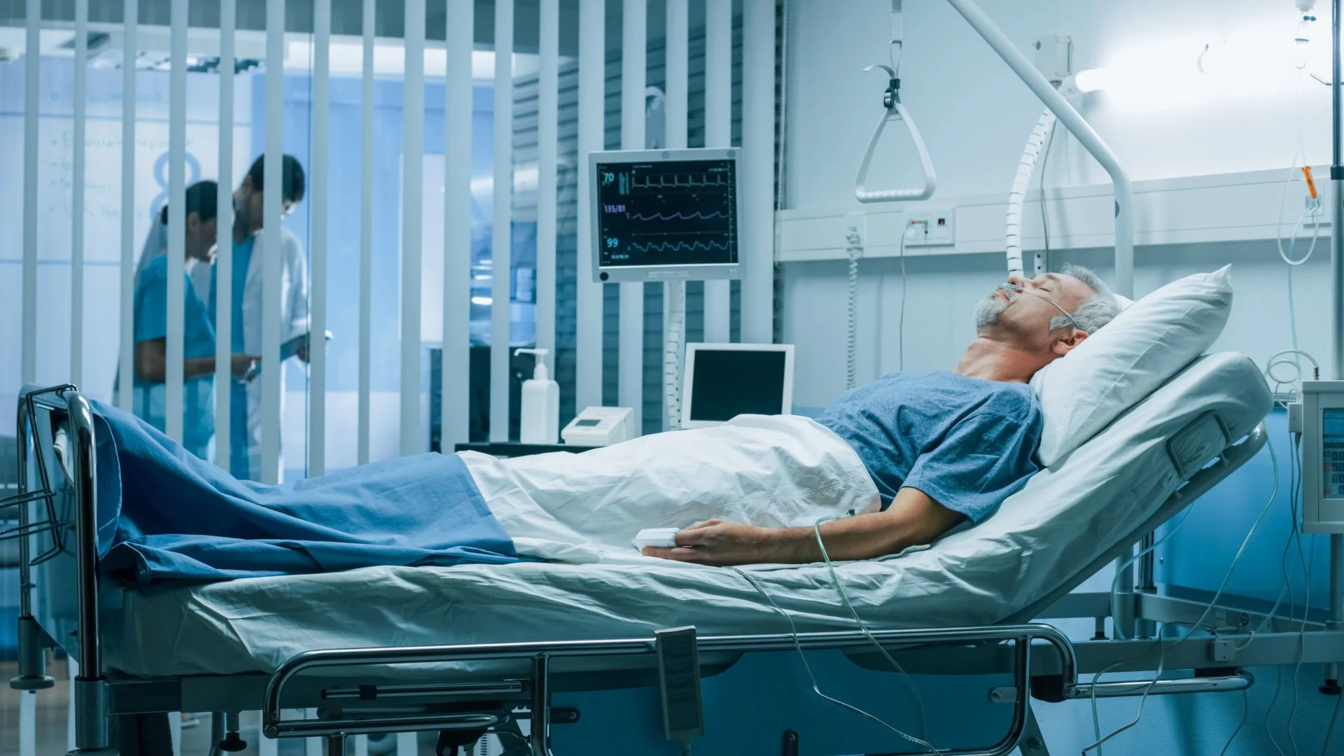 Pasien geriatri memiliki karakteristik klinis yang berbeda dibandingkan kelompok usia lainnya.