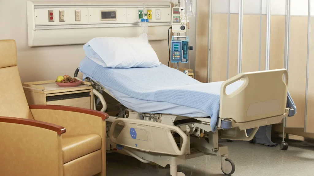 Perawatan holistik menempatkan pasien sebagai pusat layanan dengan memperhatikan aspek fisik, psikologis, dan lingkungan.