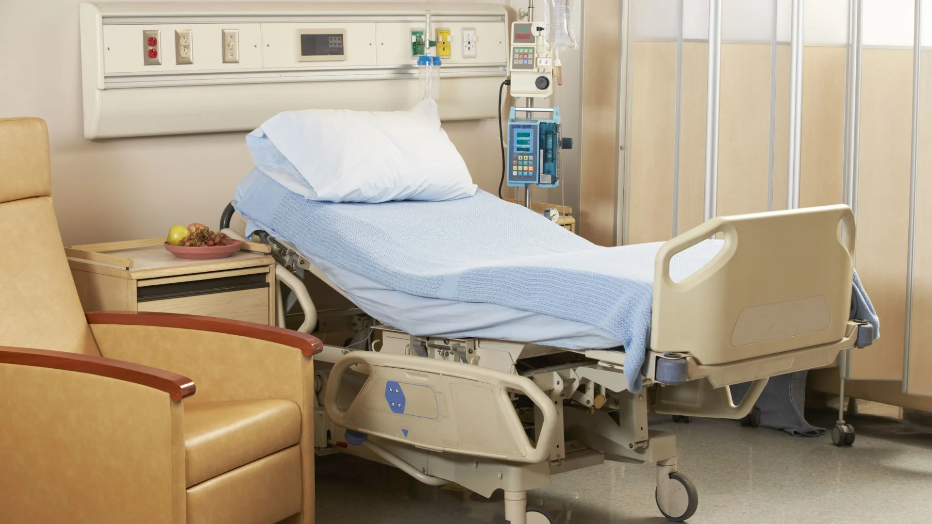 Perawatan holistik menempatkan pasien sebagai pusat layanan dengan memperhatikan aspek fisik, psikologis, dan lingkungan.