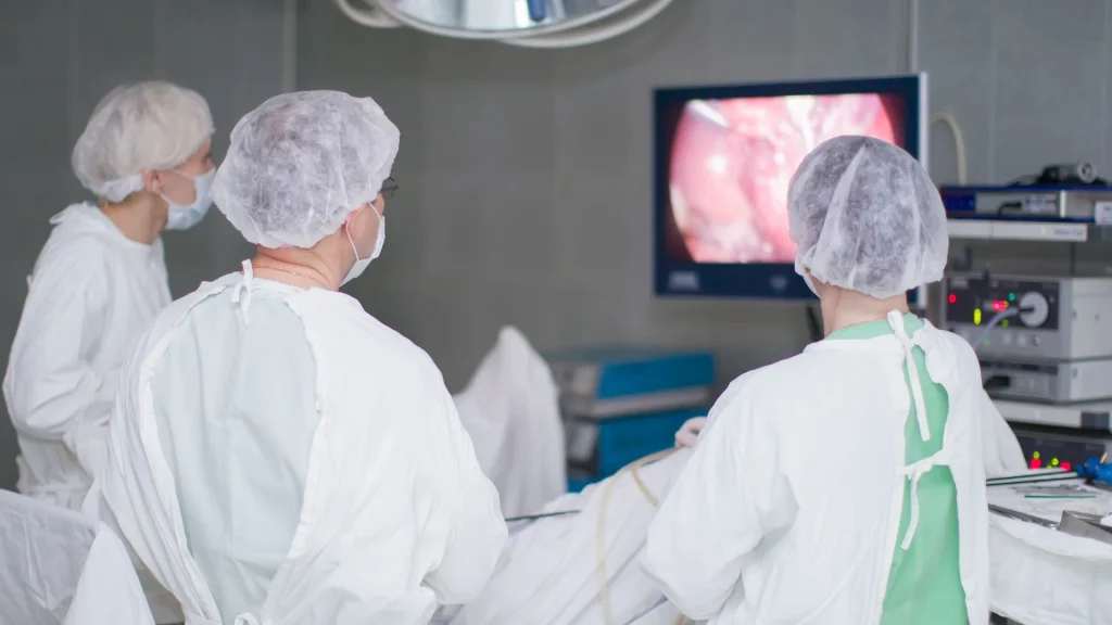 Penggunaan sistem laparoskopi 4K/3D dalam pelatihan bedah modern memberikan kualitas visual yang jauh lebih baik dibandingkan teknologi sebelumnya.