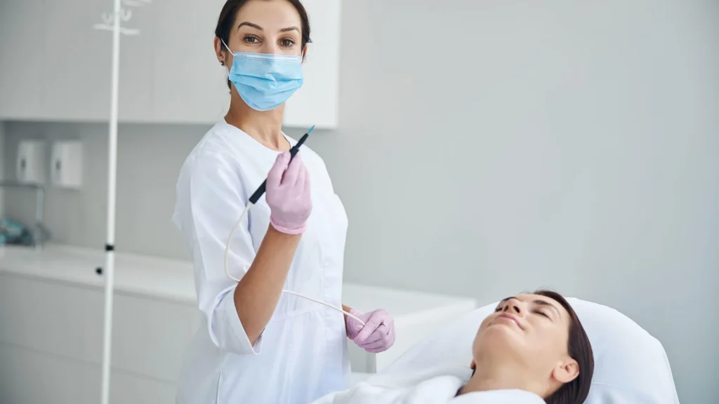 Electrosurgical unit cerdas dirancang untuk meminimalkan risiko thermal injury yang sering terjadi akibat penggunaan energi berlebih.