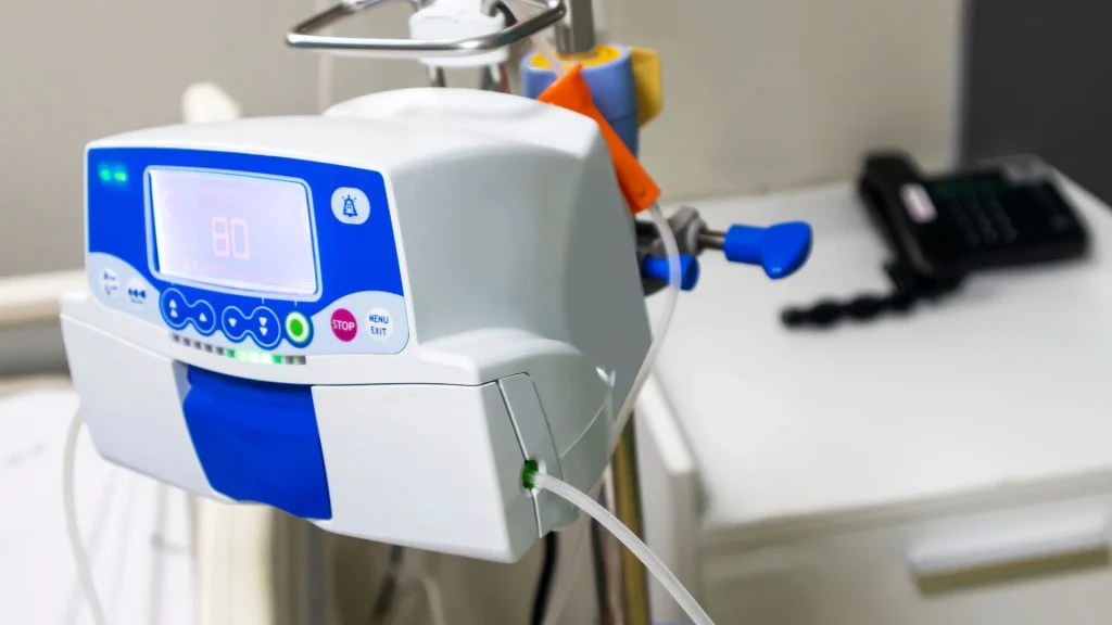 Smart infusion pump menjadi perangkat penting dalam praktik klinis modern karena mampu meningkatkan akurasi pemberian obat secara signifikan.