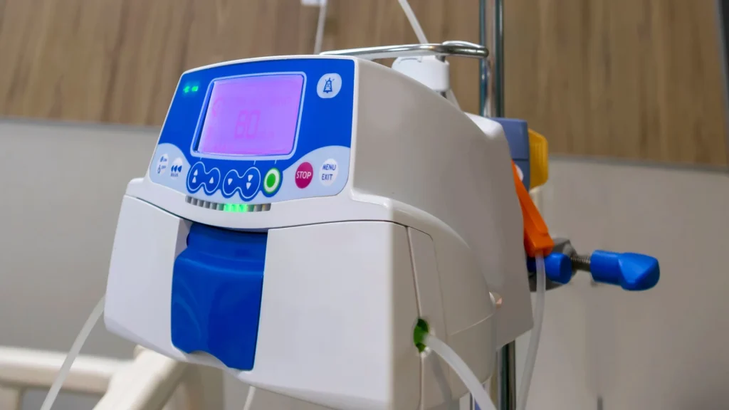 Smart pump memberikan tingkat akurasi tinggi dalam pengaturan kecepatan dan volume infus, sehingga risiko kesalahan pemberian obat dapat ditekan secara signifikan.