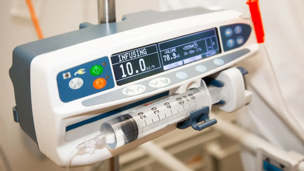 Syringe pump modern berfungsi memberikan obat dengan presisi tinggi, terutama pada pasien ICU dan NICU yang membutuhkan pengaturan dosis ketat.