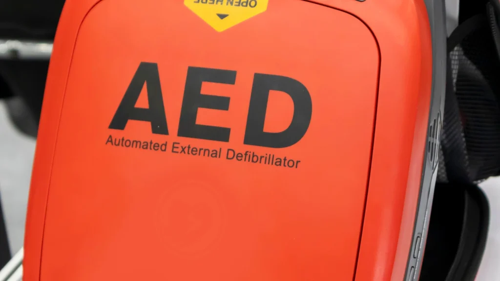Automated External Defibrillator kini dilengkapi fitur real-time CPR feedback untuk meningkatkan kualitas resusitasi.