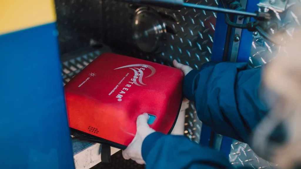 Automated External Defibrillator kini dilengkapi teknologi feedback yang dirancang untuk memandu pengguna dalam melakukan CPR dengan kualitas tinggi.