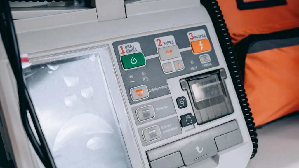 Sistem CPR feedback berperan penting dalam memberikan panduan real-time kepada penolong awam saat melakukan kompresi dada.