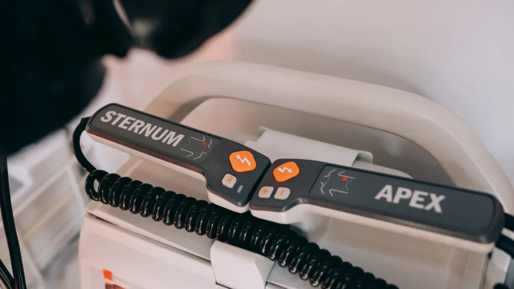 AED modern dengan sensor tekanan dirancang untuk membantu penolong mencapai kualitas kompresi yang optimal sesuai standar resusitasi.