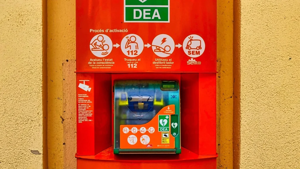 AED generasi baru menghadirkan peningkatan signifikan dalam kecepatan analisis dan efektivitas penanganan henti jantung.