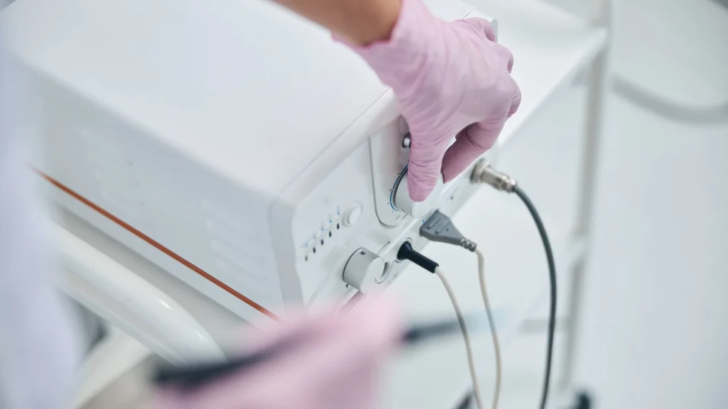 Electrosurgical unit (ESU) konvensional bekerja dengan output energi yang diatur manual oleh operator, sehingga stabilitas daya sangat bergantung pada keterampilan pengguna.