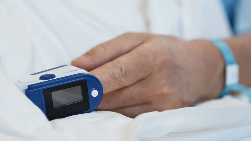 Vital sign monitor yang dilengkapi Early Warning Score (EWS) berfungsi sebagai sistem deteksi dini terhadap perubahan klinis pasien.