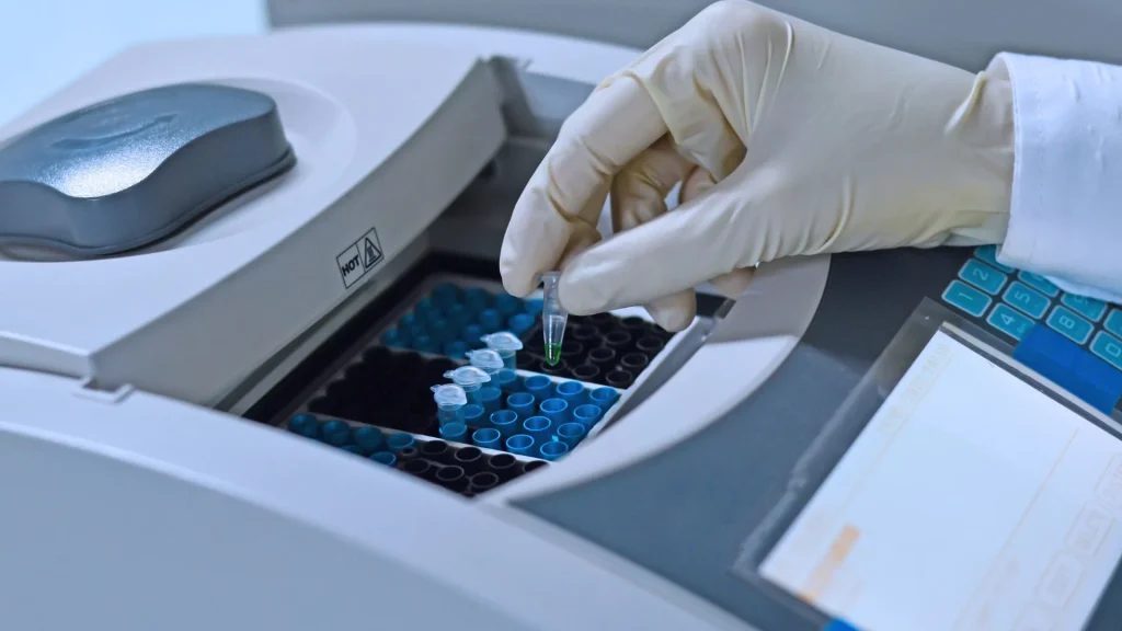 RT-PCR Multiplex menjadi salah satu teknologi diagnostik paling penting dalam layanan kesehatan modern karena mampu mendeteksi banyak patogen sekaligus dalam satu pemeriksaan.