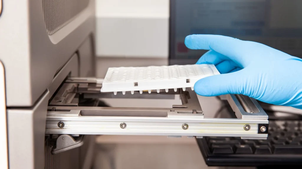 Real-Time PCR Multiplex menjadi metode unggulan dalam mendeteksi infeksi kompleks karena mampu mengidentifikasi banyak patogen dalam satu reaksi.