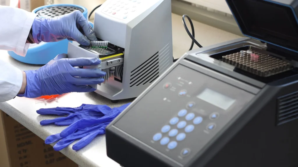 RT-PCR multiplex menjadi teknologi penting dalam mempercepat diagnosis klinik karena mampu mendeteksi banyak patogen dalam satu proses pemeriksaan.