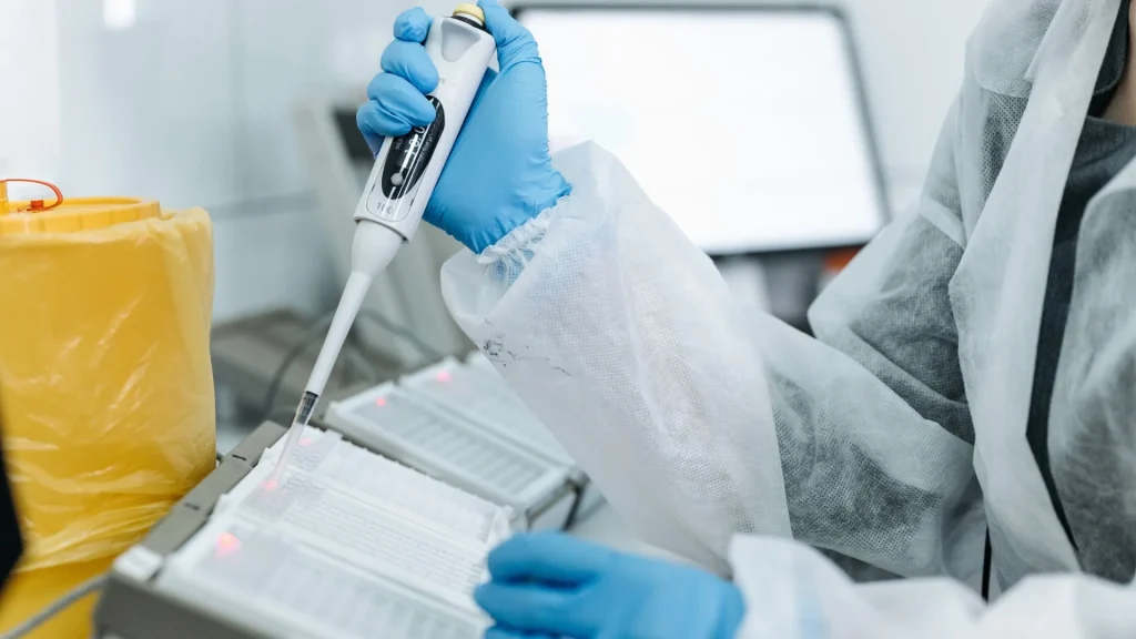 PCR konvensional dan real-time PCR multiplex memiliki prinsip amplifikasi yang sama, namun pendekatannya berbeda.